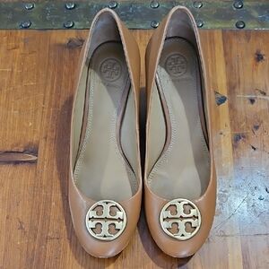 Tory Burch Tan Wedge with Signature Medallion Size 7.5